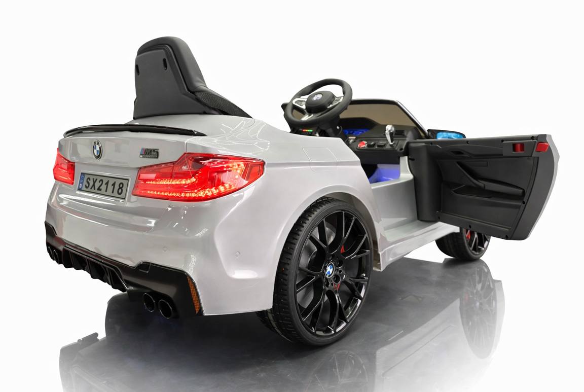 Eksklusiv BMW M5 elbil til børn, lakeret i en flot metallisk sølvgrå farve. Kommer med 2x24V motorer, lædersæde, affjedring og stort musikanlæg.