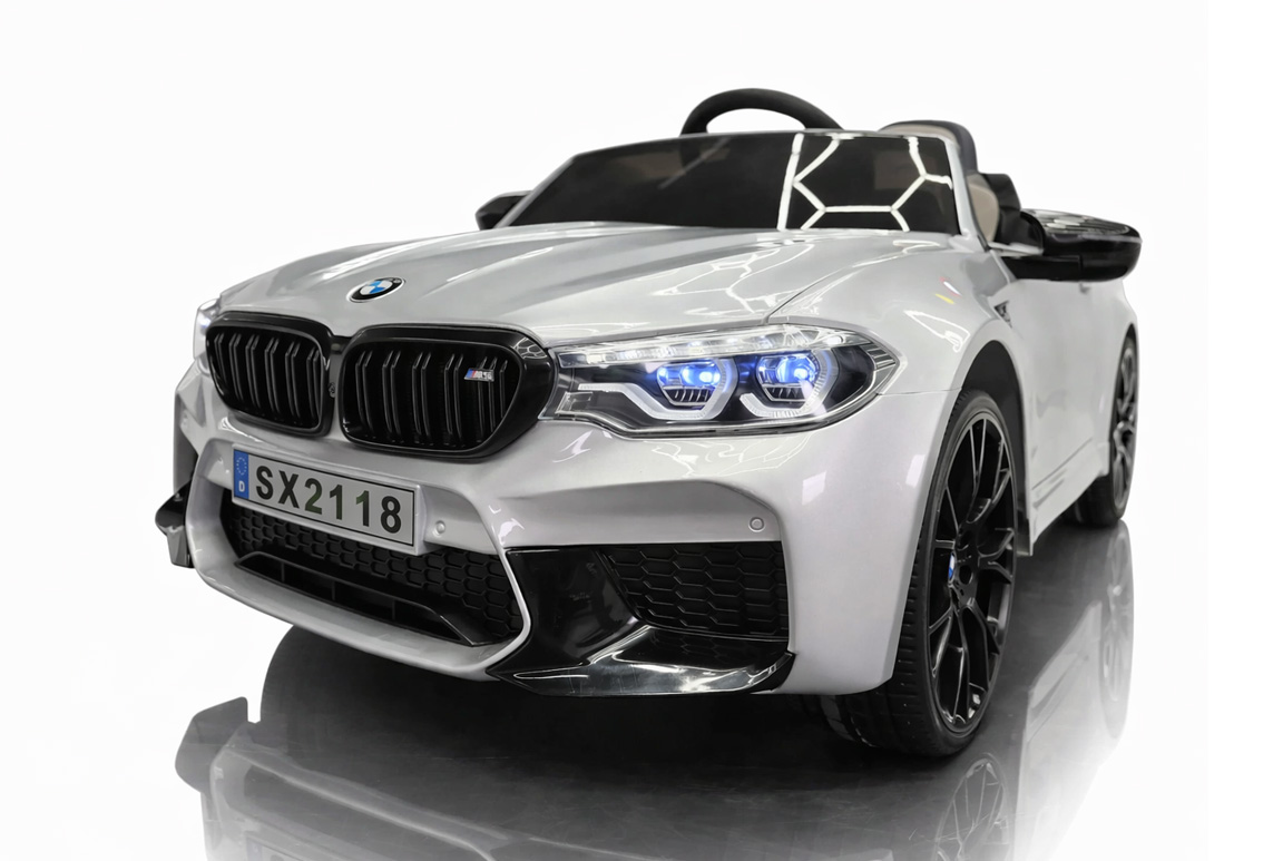 Eksklusiv BMW M5 elbil til børn, lakeret i en flot metallisk sølvgrå farve. Kommer med 2x24V motorer, lædersæde, affjedring og stort musikanlæg.