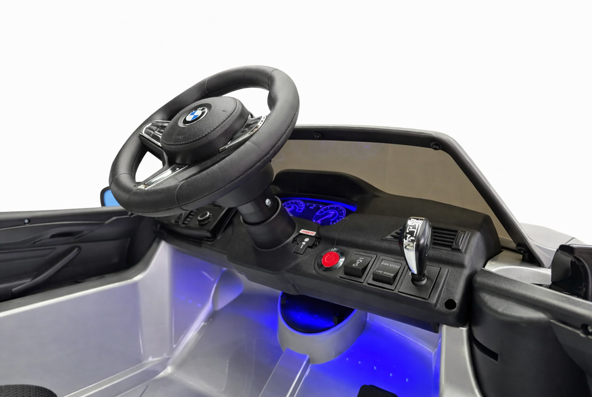 Eksklusiv BMW M5 elbil til børn, lakeret i en flot metallisk sølvgrå farve. Kommer med 2x24V motorer, lædersæde, affjedring og stort musikanlæg.