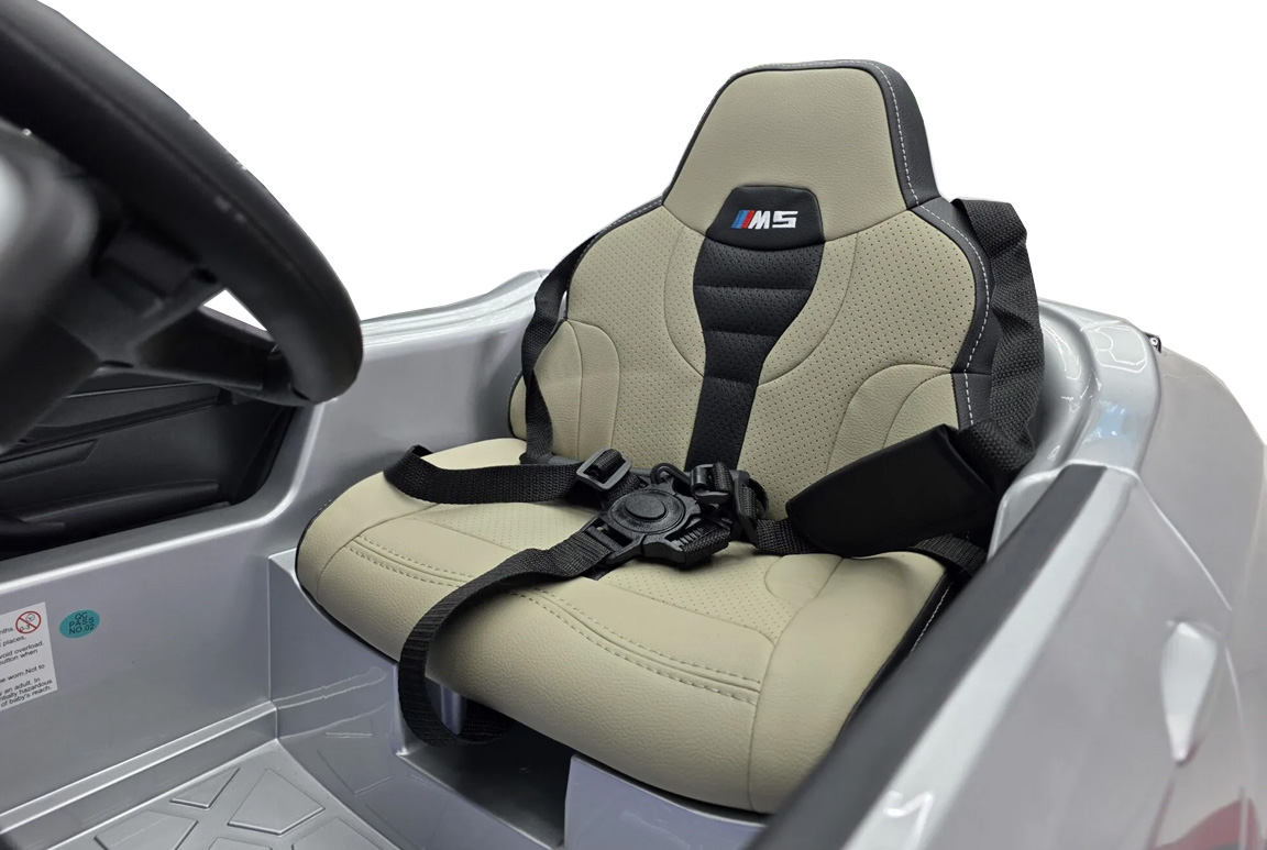 Eksklusiv BMW M5 elbil til børn, lakeret i en flot metallisk sølvgrå farve. Kommer med 2x24V motorer, lædersæde, affjedring og stort musikanlæg.