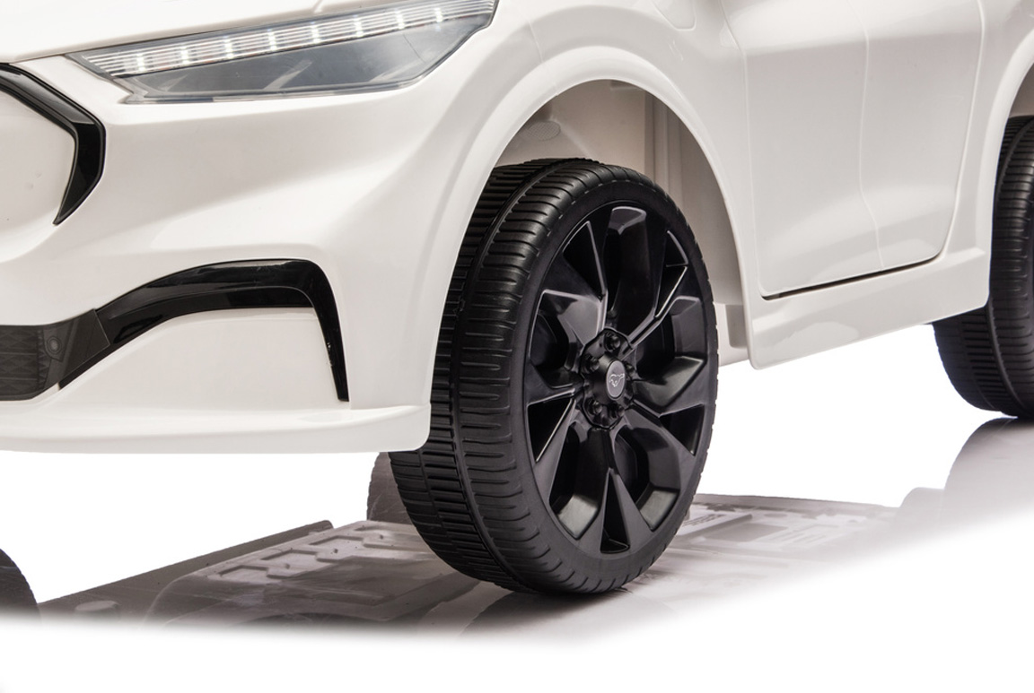 Hvid Ford Mustang Mach-E til børn, 2x24V motorer og lædersæde.