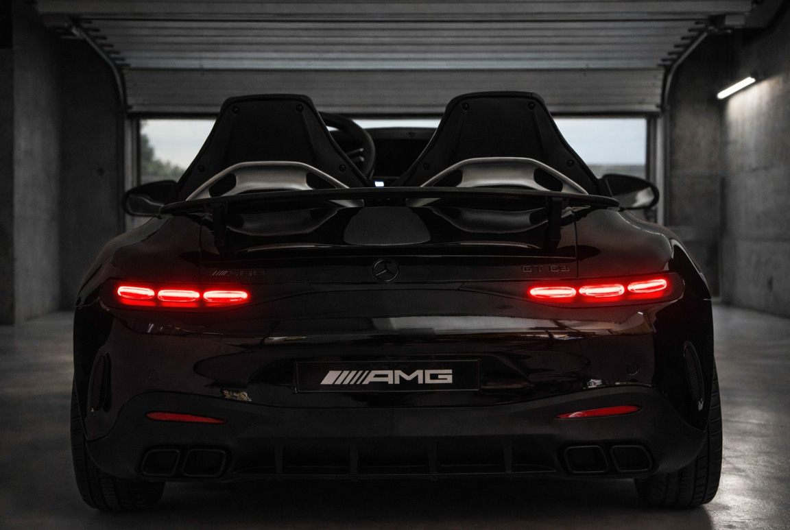 Eksklusiv sort Mercedes GT63 AMG Sportsvogn til børn, 4x200W motorer og lithiumbatteri. Plads til 2 børn.