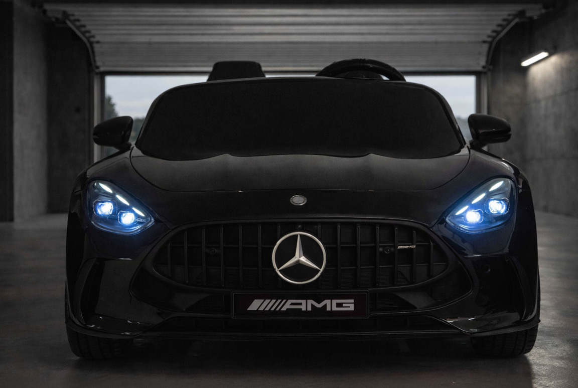 Eksklusiv sort Mercedes GT63 AMG Sportsvogn til børn, 4x200W motorer og lithiumbatteri. Plads til 2 børn.