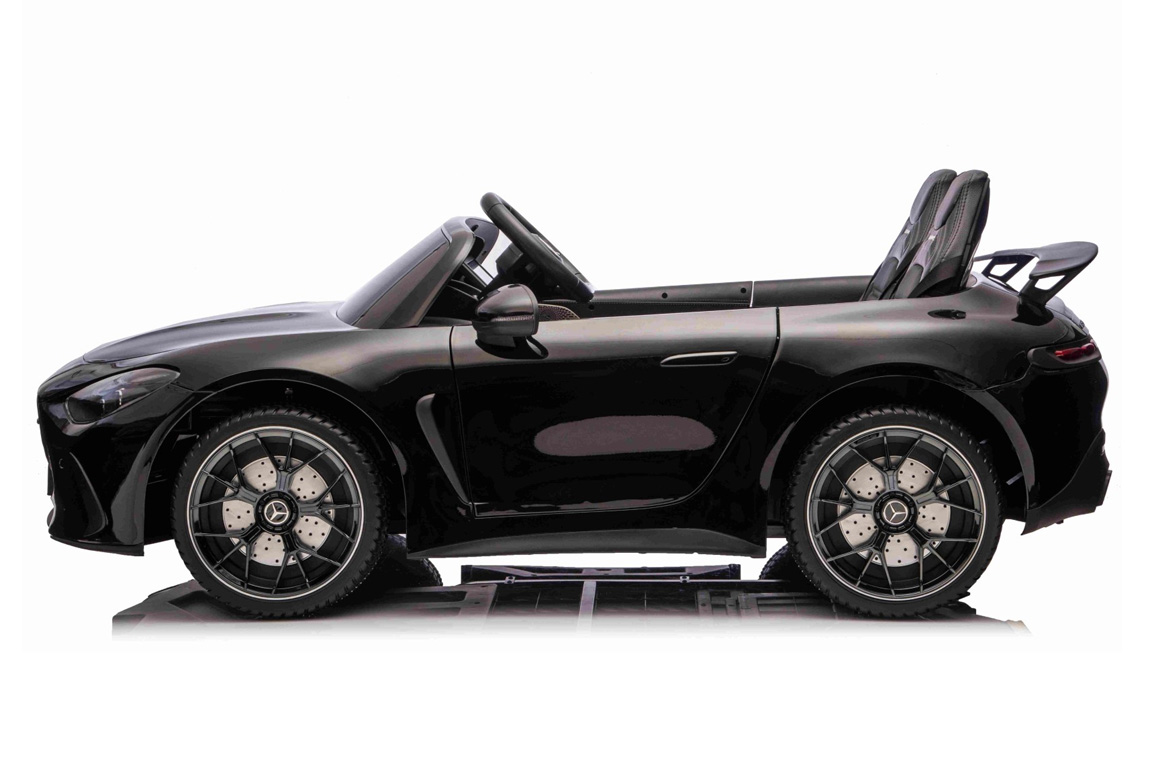 Eksklusiv sort Mercedes GT63 AMG Sportsvogn til børn, 4x200W motorer og lithiumbatteri. Plads til 2 børn.