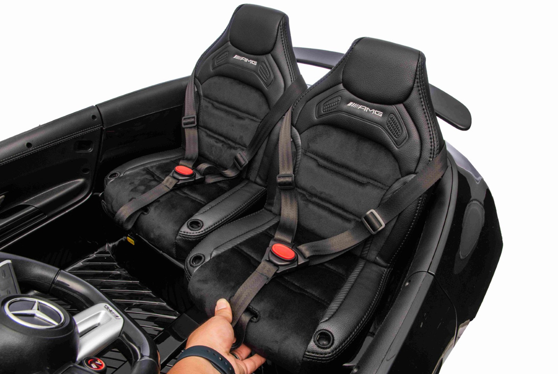 Eksklusiv sort Mercedes GT63 AMG Sportsvogn til børn, 4x200W motorer og lithiumbatteri. Plads til 2 børn.