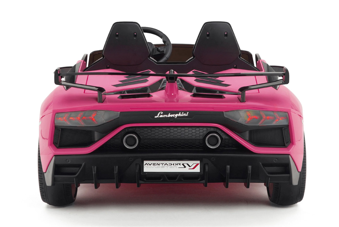 Elektrisk pink Lamborghini Aventador SVJ Drifter til børn med indbygget driftfunktion, topfart på 15 km/t, kraftige 2x24V motorer, opgraderet lithiumbatteri, LED-lys og officiel Lamborghini-licens – en af markedets vildeste elbiler til børn.